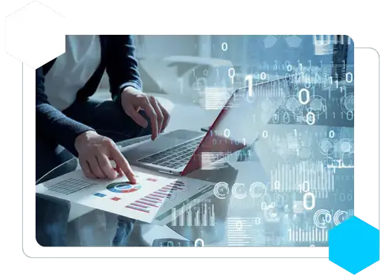 Image d’illustration générale montrant une personne analysant des graphiques sur papier et ordinateur portable, représentant les services digitaux d’Unik’o Web.